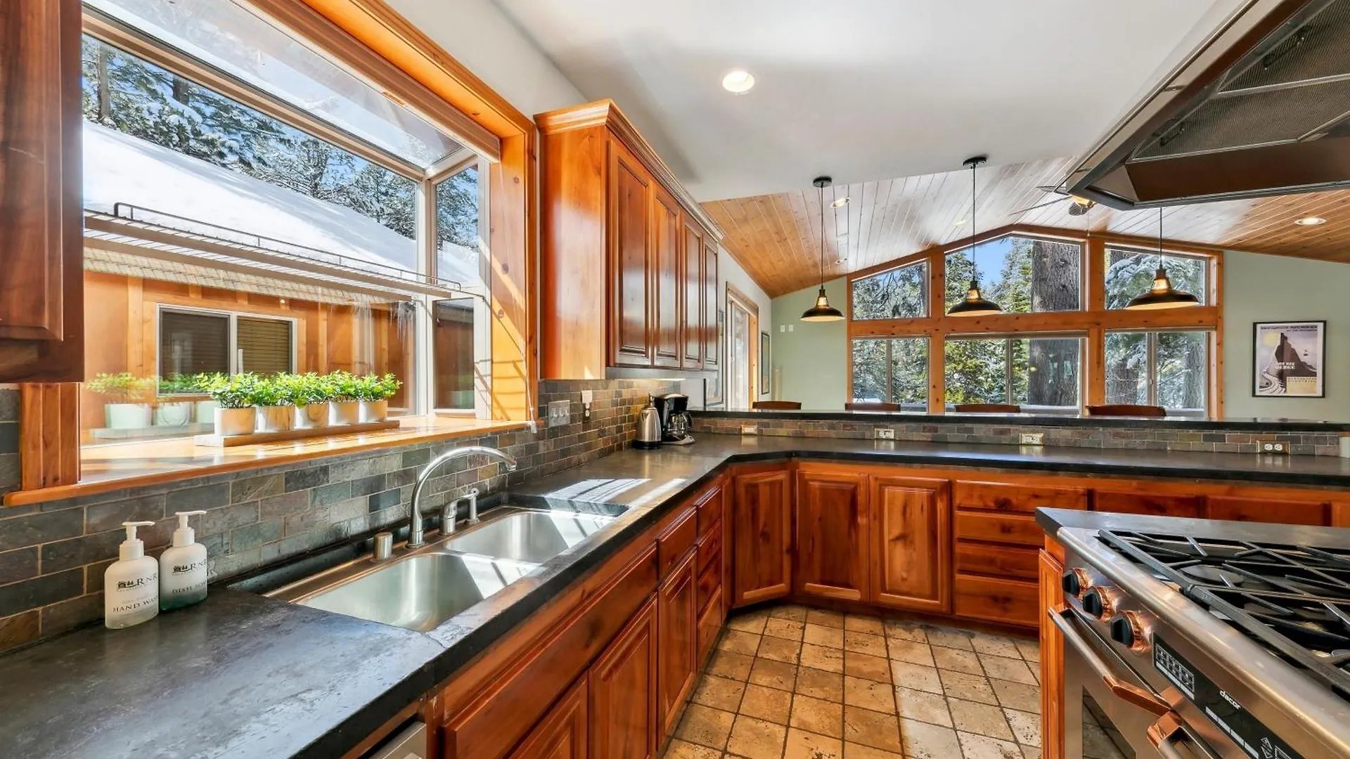 Artisan Chalet: Pet Friendly Deluxe Kitchen Games South Lake Tahoe Apartment